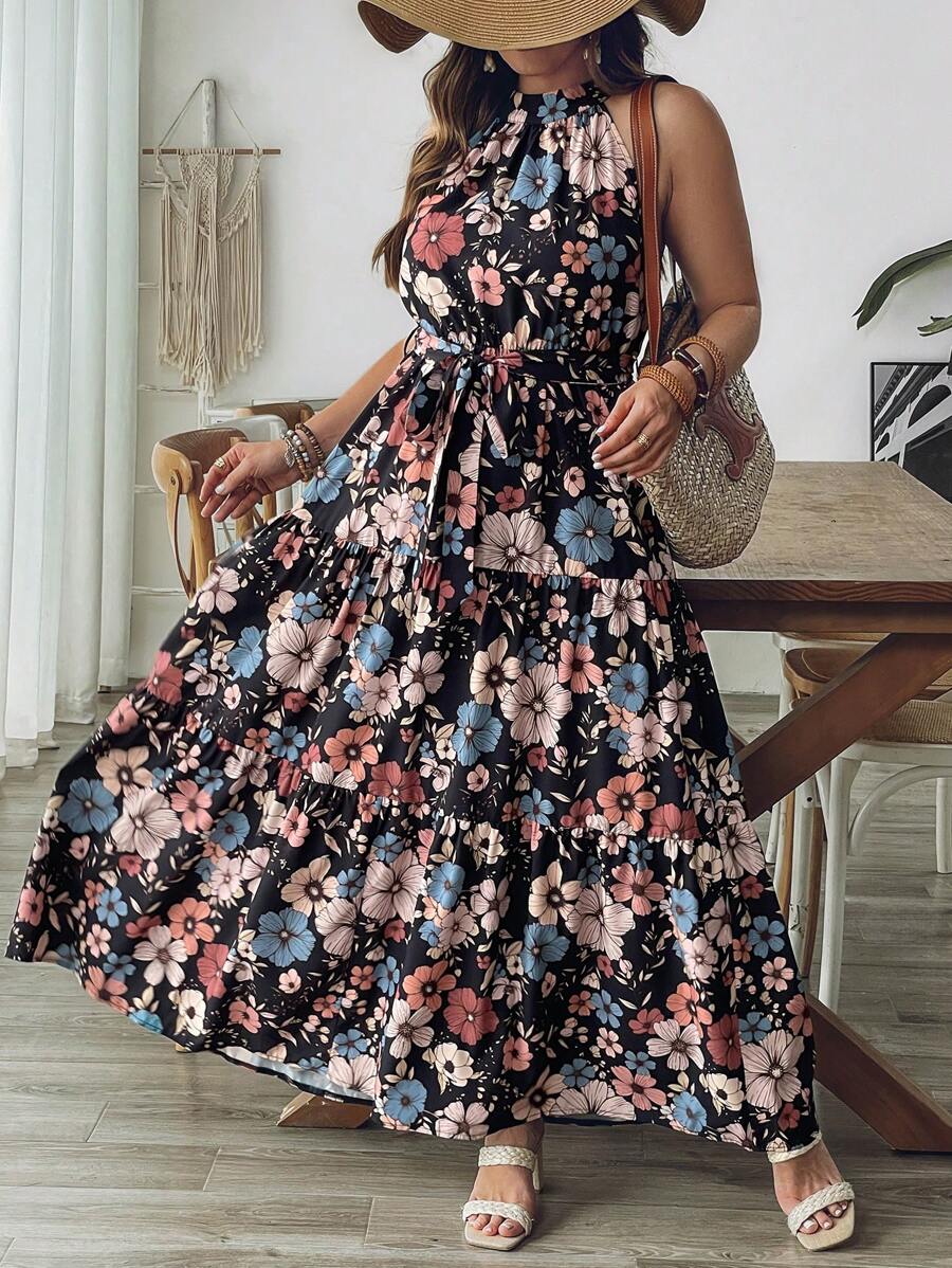 SHEIN VCAY 大码女式黑色花卉印花露背系带 A 字长裙，浪漫休闲海滩度假裙泳池派对装椰子女孩夏季波西米亚风女装早午餐装女士机场装海滩度假装城市休闲装假日装女士西式服装女士加大欧式夏季海岛度假装蜜月装女士老钱露背连衣裙 - 黑色 - 查看 1
