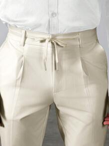 Manfinity Bizformal Quần tây công sở nam phong cách giản dị, INS kết hợp với quần tây tiết kiệm chi phí. Sản phẩm này có thiết kế thắt lưng, phù hợp để đi làm, tiệc tùng và mặc hàng ngày. Sản phẩm cũng là món quà lý tưởng cho bạn trai hoặc chồng. Quần tây công sở nam màu trơn có dây rút eo, quần âu nam quần âu nam quần âu nam - Màu be - Xem 2