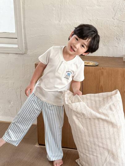 SHEIN Conjunto de ropa interior informal versátil y resistente al fuego de seda de leche con cuello redondo blanco y pantalones cortos anchos a rayas azules para niño