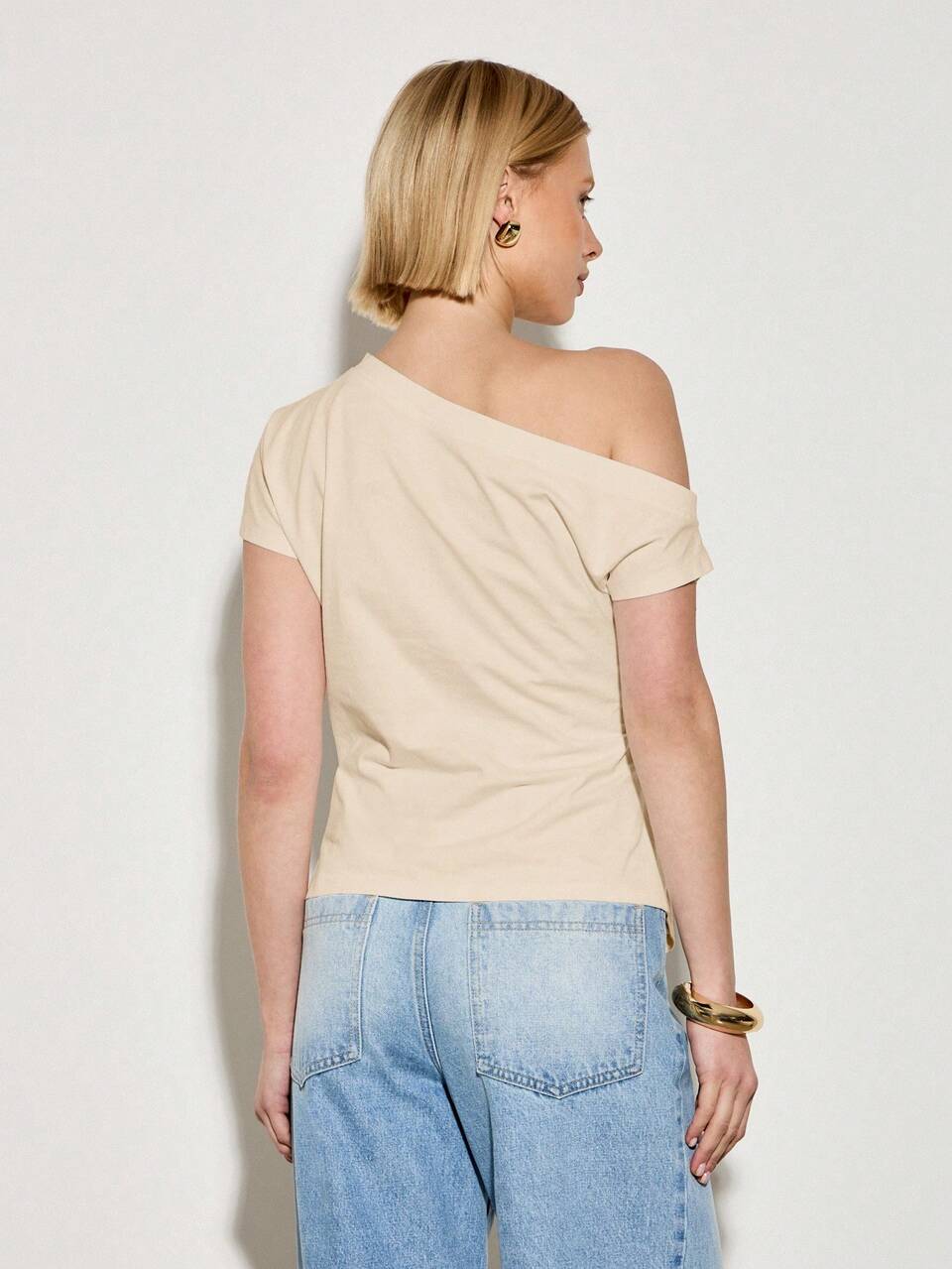 AiiRZ T-shirt asymétrique avec détail torsadé et épaules dénudées