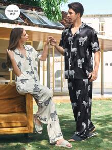 CoupledUp 斑马纹情侣睡衣套装，男士短袖和长裤，奢华款宽松翻领睡衣 - 黑色 - 查看 3