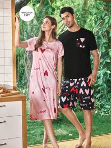 Manfinity CoupledUp Conjunto de ropa de casa informal para hombres con top de manga corta en negro con bolsillo y pantalón corto estampado de corazones