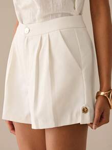 Lilora Shorts de tiro frontal con costura sólida y bolsillo en sesgo - Shorts cómodos blancos para mujer, outfits de verano elegantes y urbanos, apropiados para salidas diarias y de fiesta en primavera y verano