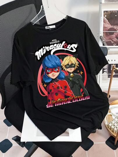 Miraculous Ladybug X SHEIN Camiseta casual negra de manga corta, cuello redondo, holgada, con estampado de letras y gráficos de dibujos animados para mujer, adecuada para el verano