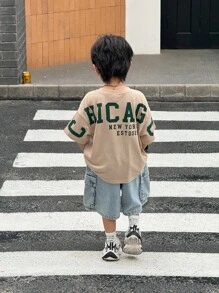 SHEIN 1 Piece 小男孩休闲运动学院街头可爱度假宽松日韩风圆领T恤后背字母适合返校适合生日派对、晚会、演出、婚礼、洗礼、开幕式日常适合日常穿着适合上学适合旅行适合运动适合春夏季节 - 卡其色 - 查看 5