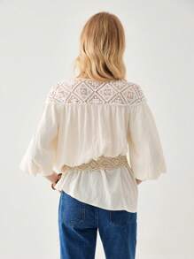 Florisole Áo sơ mi vải lanh nhẹ tay đèn lồng đan móc chắp vá rỗng - Màu be - Xem 2