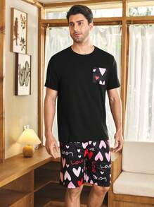 Manfinity CoupledUp Conjunto de ropa de casa informal para hombres con top de manga corta en negro con bolsillo y pantalón corto estampado de corazones