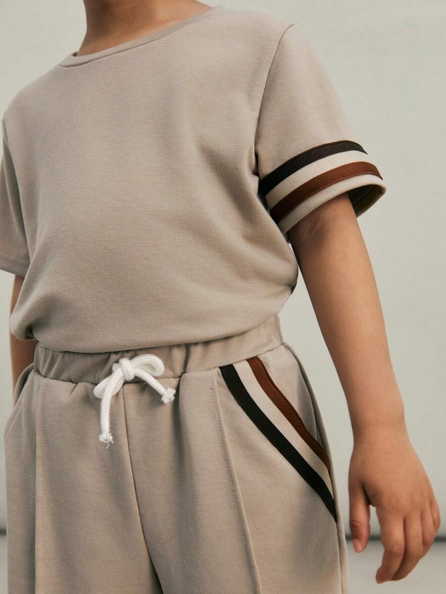 SHEIN Set de 2 piezas de camiseta de manga corta con cuello redondo y pantalón corto de punto con patrón gráfico y contraste para niños