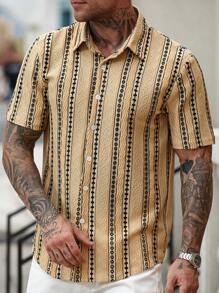 Manfinity RSRT Camisa Casual Solta de Manga Curta e Abotoamento Simples com Listras para Homens, Camisa Amarela, Camisas de Verão Masculinas, Top Amarela Masculina