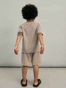 SHEIN Set de 2 piezas de camiseta de manga corta con cuello redondo y pantalón corto de punto con patrón gráfico y contraste para niños