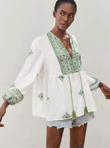 Maija Top à imprimé floral bicolore pour femmes, style bohème pour les vacances avec col en V, décoration à franges, épaules dénudées, manches 3/4, ourlet ample, léger et confortable, parfait pour la plage, les vacances, les festivals, l'été, tout-aller pour toutes les saisons, design mode de vacances moderne, plage confortable, style bohème, tenue de vacances sur l'île, tenue de vacances dopamine d'été, même style que les vacances Ins, atmosphère exotique, concert country, style western - Multicolore - Voir 1