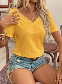 SHEIN Frenchy 夏季婚礼季露背蕾丝拼接黄色上衣、T恤必备夏季套装、婚礼季必备、法式风情 - 黃色 - 查看 2