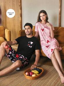 Manfinity CoupledUp Conjunto de ropa de casa informal para hombres con top de manga corta en negro con bolsillo y pantalón corto estampado de corazones