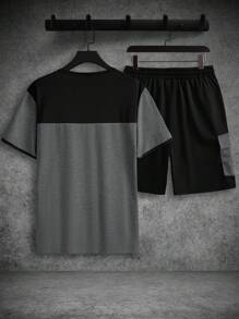 Manfinity Homme Bộ đồ thường ngày 2 món cho nam: Áo thun cổ tròn tay ngắn màu tương phản và quần short túi hộp thời trang nam, trang phục nam, trang phục ấm áp - Màu xám đen - Xem 2