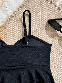 SHEIN Conjunto de bikini de niña preadolescente con tirantes de espagueti de unicolor con recorte de volantes y calado - Negro - Ver 5