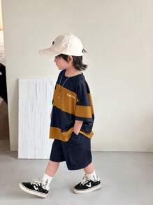 SHEIN 2 pièces/set T-shirt casual polyvalent confortable et short cargo ample pour garçons. Assortiment de couleurs, convient pour le printemps/été, la vie quotidienne, les sports, l'extérieur, l'école, les fêtes, les vacances, les séances photo