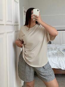 Dazy Plus 2 件套纯色宽松字母印花圆领上衣和格纹抽绳腰短裤睡衣套装 - 杏色 - 查看 3