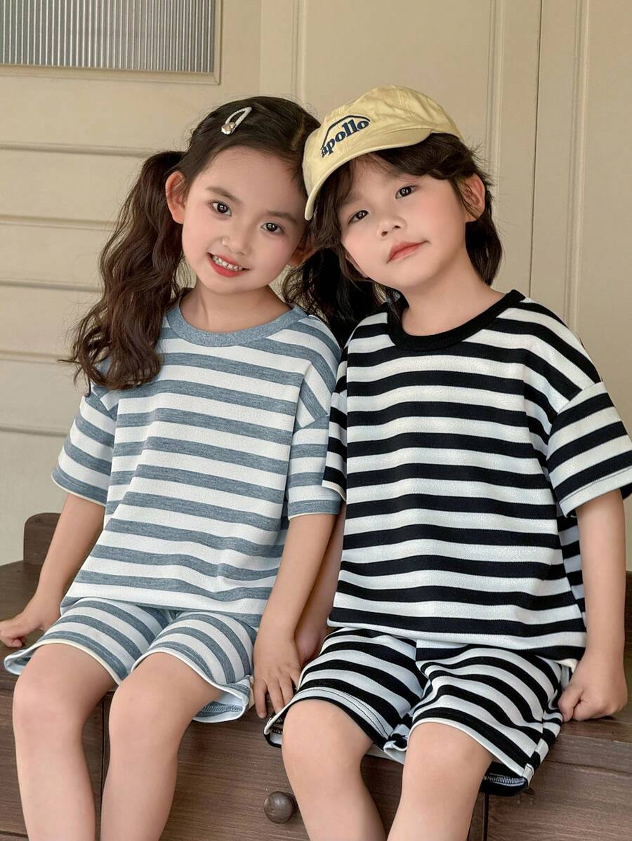 SHEIN 2 Stücke/Set Outfit für Kleine Mädchen mit bequemer schwarz-weißer gestreifter Crew Neck Kurzarm, Frühling/Sommer - Grau - Übersicht 1