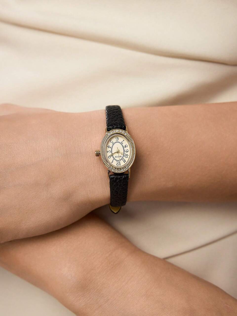 OVAL SHAPE RHINESTONE DECOR SMALL GOLD WATCH