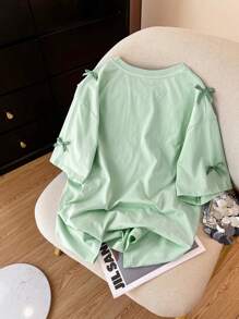 SHEIN Camiseta oversize para mujer, de longitud media, cuello redondo, hombros caídos, con diseño de lazo bordado, estilo coreano y japonés