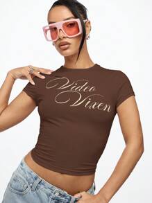 SUMWON WOMEN Video Vixen Y2K 美学婴儿 T 恤短款上衣修身短袖图形文字印花复古风格街头风格节日夏季春季 - 棕色 - 查看 6