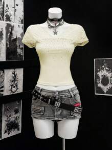 SHEIN Unity Camiseta ajustada de manga corta con cuello en V, decorada con parches de encaje y rhinestones, para el verano - Amarillo - Ver 1