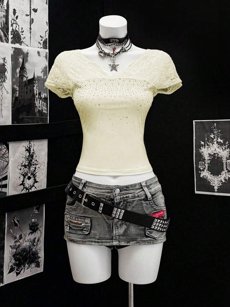 SHEIN Unity Camiseta ajustada de manga corta con cuello en V, decorada con parches de encaje y rhinestones, para el verano - Amarillo - Ver 1