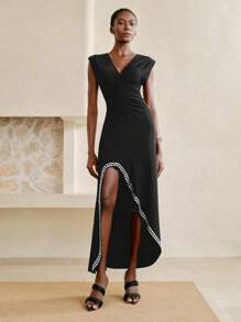 SHEIN LUNE Vestido Ajustado com Cintura Marcada, Babado Assimétrico na Bainha, Decote em V, Ombros Acolchoados com Aplicação de Strass, Novo Lançamento de Verão para Mulheres, Elegante Estilo Europeu e Americano - Preto - Visão 5