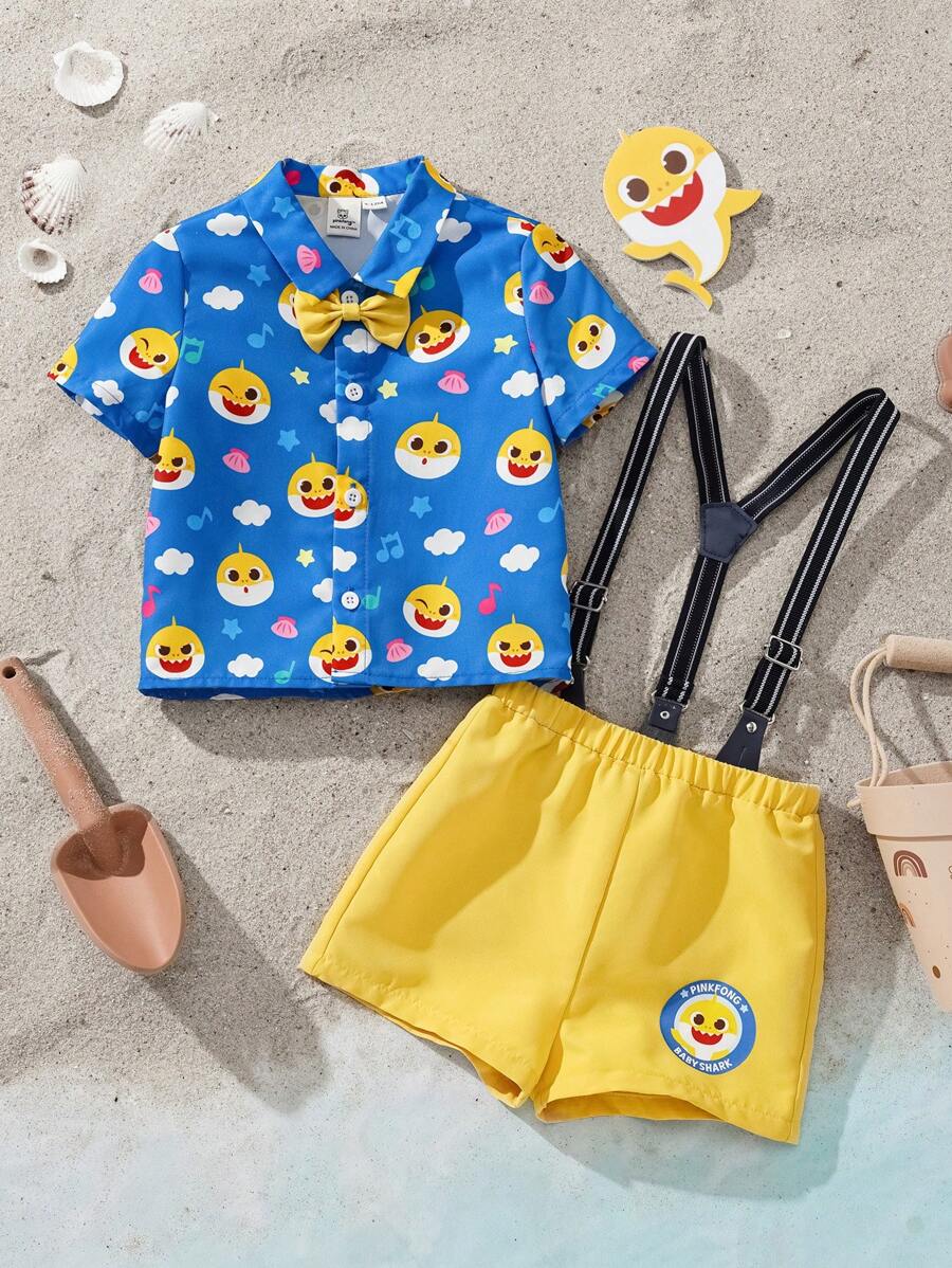 BABY SHARK X SHEIN 男婴卡通黄色鲨鱼印花蓝色休闲 Polo 领衬衫和黄色吊带短裤绅士可爱套装 - 藍色 - 查看 1