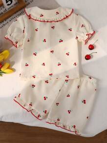 SHEIN Vintaside Kids 2件套女婴简约时尚杏色底红色樱桃印花短袖上衣和短裤舒适睡衣套装 - 彩色 - 查看 2