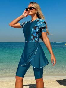 Swim Mulvari 女士沙滩装：热带树叶印花拼接黑色拉链上衣、带抽绳下摆的黑色骑行短裤和黑色比基尼裙套装