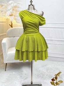 SHEIN Unity Vestido corto de mujeres con tallas grandes, hombros descubiertos, de tela texturizada de un solo color, como atuendo de verano para festivales, conciertos, fiestas y raves - Verde - Ver 1