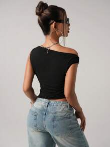 SHEIN ICON Camiseta de mujer de manga corta con hombros descubiertos, minimalista, sexy, con botones asimétricos en la cintura y plisados - Negro - Ver 2