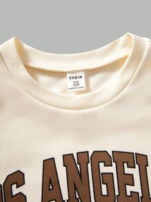 SHEIN Explorewe 2 件套青少年男童字母印花圆领短袖 T 恤和短裤休闲套装