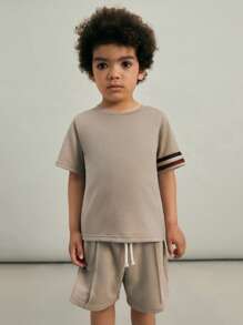 SHEIN Set de 2 piezas de camiseta de manga corta con cuello redondo y pantalón corto de punto con patrón gráfico y contraste para niños