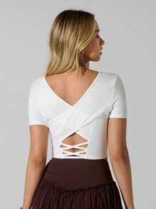 Hanevo تيشيرت نسائي أبيض بتصميم عصري كاجوال محتشم مع ظهر مفتوح متعرج - أبيض - مشاهدة 2