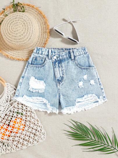 SHEIN Tween Girl Y2K 时尚春夏假期石洗浅蓝色牛仔短裤，纽扣、口袋、不对称腰部和纽扣休闲夏季，Tween Girl 海滩度假休闲音乐会女孩