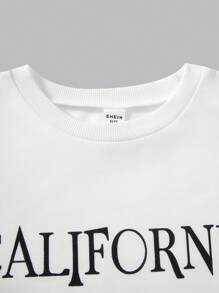 SHEIN Tween Boy Fashion Distinctive Letter Printed Round Neck Short Sleeve T-Shirt & Loose Shorts Set. Whether On The School Playground, Sports Field, Outdoor Adventure, Or At Social Gatherings, This Outfit Allows Him To Freely Enjoy Active And Comfortable Movement.