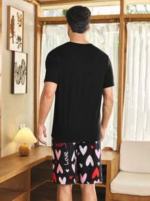 Manfinity CoupledUp Conjunto de ropa de casa informal para hombres con top de manga corta en negro con bolsillo y pantalón corto estampado de corazones