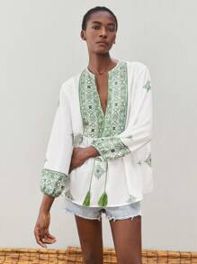 Maija Top à imprimé floral bicolore pour femmes, style bohème pour les vacances avec col en V, décoration à franges, épaules dénudées, manches 3/4, ourlet ample, léger et confortable, parfait pour la plage, les vacances, les festivals, l'été, tout-aller pour toutes les saisons, design mode de vacances moderne, plage confortable, style bohème, tenue de vacances sur l'île, tenue de vacances dopamine d'été, même style que les vacances Ins, atmosphère exotique, concert country, style western - Multicolore - Voir 4