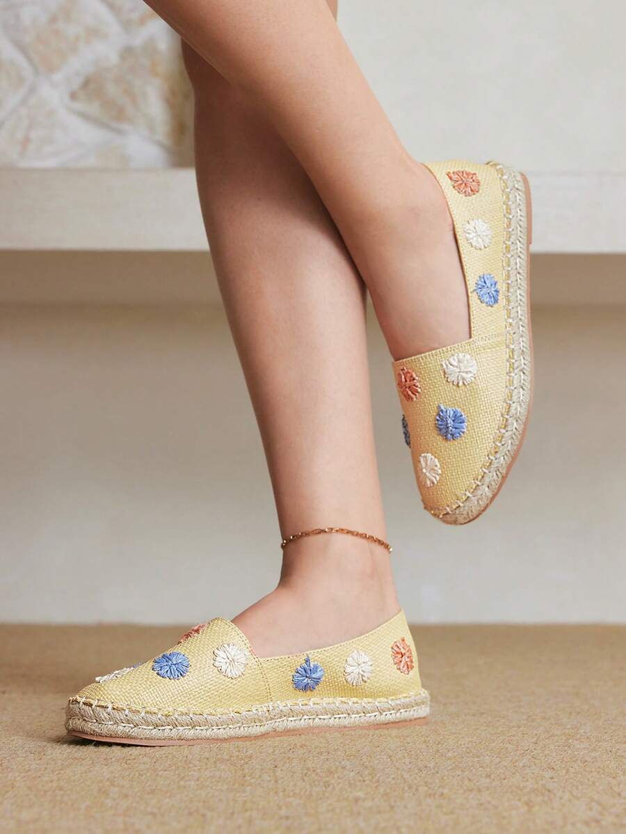 Styleloop Women's Round Toe Flat Daisy Jute Rope Casual Vacation Slip-On Shoes, Boho Style - Yellow - View 1