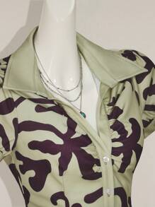 SHEIN ICON Camiseta de manga corta ajustada con botones delanteros y estampado completo de aloha hawaiano verde, estilo hippie y bohemio para mujer, verano