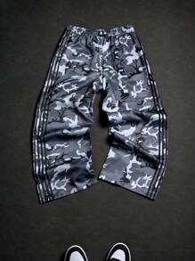 Manfinity EMRG Men's Street-Style Sports Look, Inspired By INS. These High-Street Camouflage Digital-Print Baggy Flared Cargo Pants Feature An Elastic Waistband, Multiple Contrasting Stripes On The Sides, And A Sporty-Casual Vibe-Perfect For Music Festivals And Everyday Wear. An Ideal Gift For A Boyfriend Or Husband, They Fall Under Streetwear Fashion, Y2K Style, Hip-Hop Rock Influences, And Can Also Be Used As Basketball Apparel. Baggy Pants ,Men's Casual Street Drawstring Waist Loose Fit Camouflage Pants , Men Clothes Men Pants , Camouflage Pants For Men - Multicolor - View 2