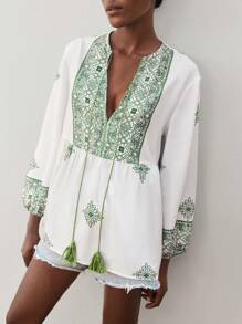 Maija Top à imprimé floral bicolore pour femmes, style bohème pour les vacances avec col en V, décoration à franges, épaules dénudées, manches 3/4, ourlet ample, léger et confortable, parfait pour la plage, les vacances, les festivals, l'été, tout-aller pour toutes les saisons, design mode de vacances moderne, plage confortable, style bohème, tenue de vacances sur l'île, tenue de vacances dopamine d'été, même style que les vacances Ins, atmosphère exotique, concert country, style western - Multicolore - Voir 2