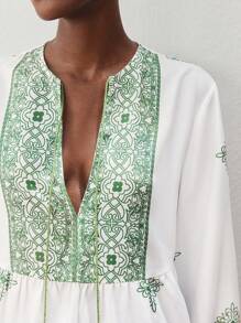 Maija Top à imprimé floral bicolore pour femmes, style bohème pour les vacances avec col en V, décoration à franges, épaules dénudées, manches 3/4, ourlet ample, léger et confortable, parfait pour la plage, les vacances, les festivals, l'été, tout-aller pour toutes les saisons, design mode de vacances moderne, plage confortable, style bohème, tenue de vacances sur l'île, tenue de vacances dopamine d'été, même style que les vacances Ins, atmosphère exotique, concert country, style western - Multicolore - Voir 6