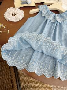 SHEIN 女婴可爱夏季休闲蓝色花卉图案荷叶边连衣裙 - 藍色 - 查看 3