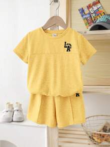 SHEIN 2pcs/Set Youth Boys & Girls Casual Sports Cute Letter Graphic T-Shirt & Shorts Set, Comfortable All-Match Versatile Outfit For School, Outings, Fall Season