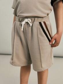 SHEIN Set de 2 piezas de camiseta de manga corta con cuello redondo y pantalón corto de punto con patrón gráfico y contraste para niños