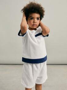 SHEIN Set de 2 piezas de camisa de manga corta y pantalones cortos informales con aplicación de bloques de color para niños - Blanco - Ver 5