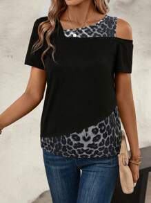 SHEIN LUNE Camiseta de mujer con cuello asimétrico, hombros recortados, estampado de leopardo vintage, bloques de color, casual, de vacaciones, elegante, para usar en la calle